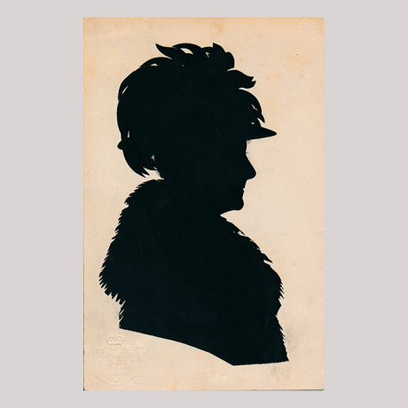
        Front of silhouette, Woman wearing a hat and looking to the right