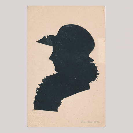 
        Front of silhouette, Woman wearing a hat and looking to the left