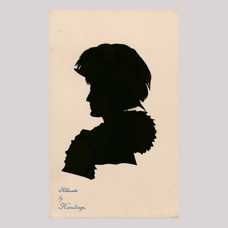 
        Front of silhouette, Woman wearing a hat and looking to the left