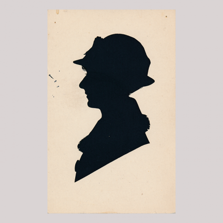 
        Front of silhouette, Woman wearing a hat and looking to the left